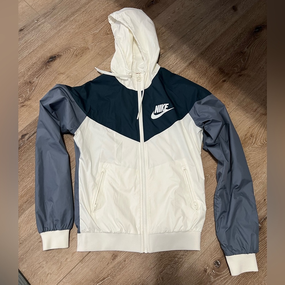 NIKE Windrunner Water-Repellent Lightweight Hooded Running Jacket